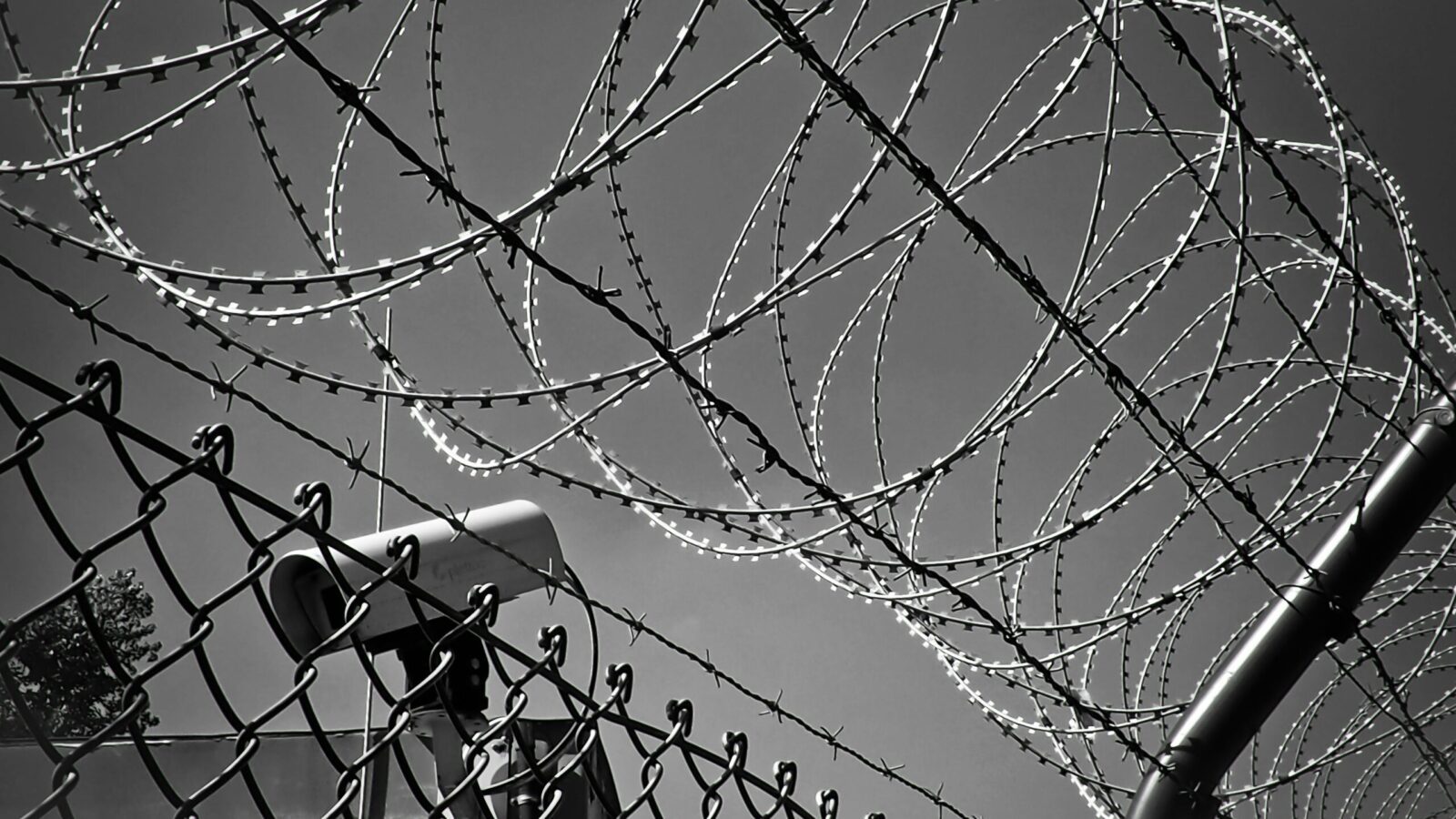 Gefängniszaun mit Stacheldraht