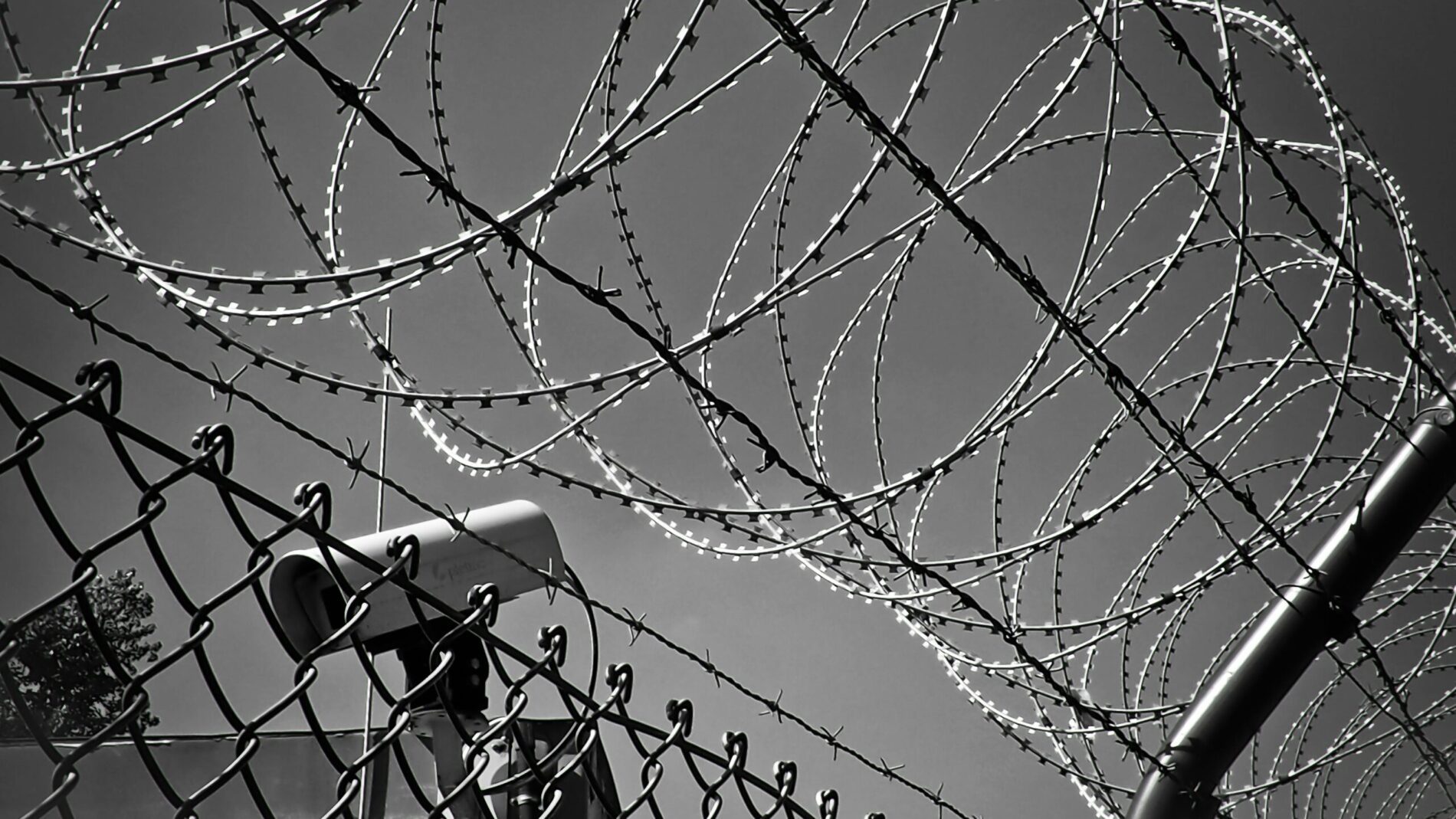 Gefängniszaun mit Stacheldraht