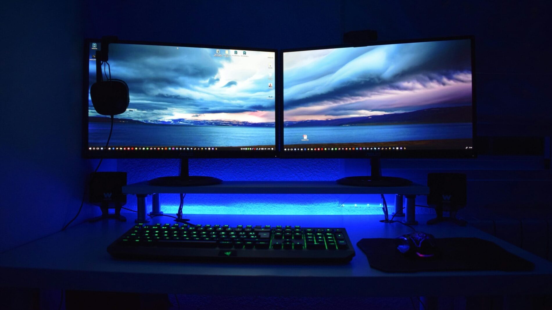 Computer und zwei Bildschirme
