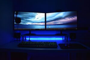 Computer und zwei Bildschirme