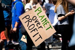 Ein Schild auf einer Klimaprotestaktion