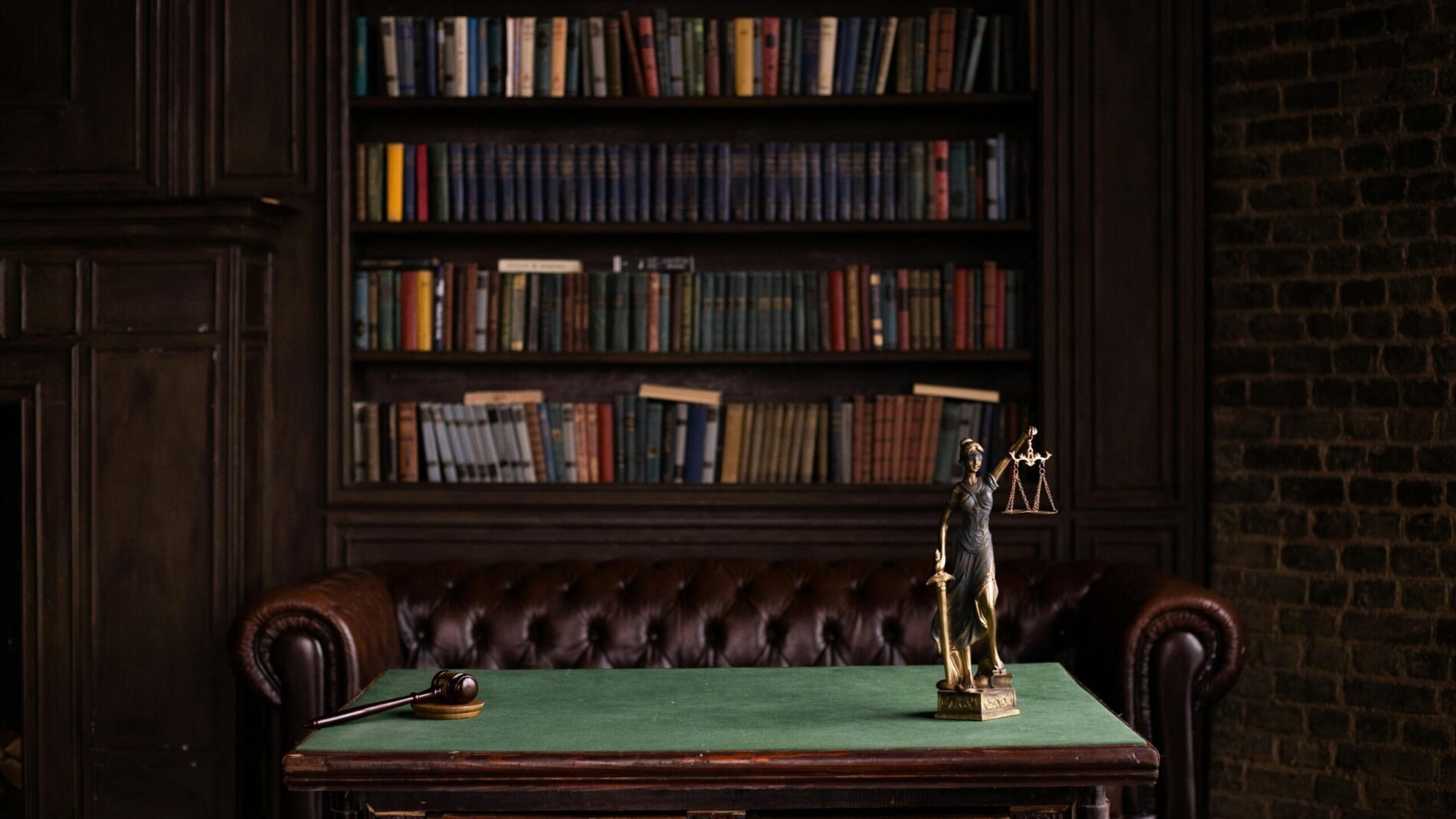 Justitia vor einer Regelwand