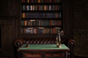 Justitia vor einer Regelwand