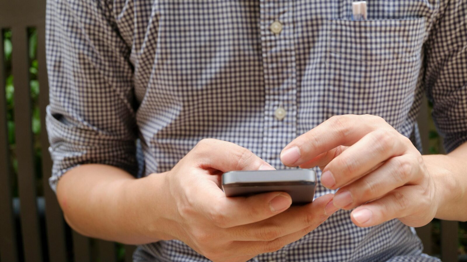 Person hält Smartphone in den Händen