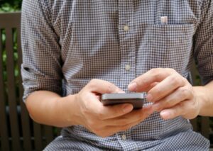 Person hält Smartphone in den Händen