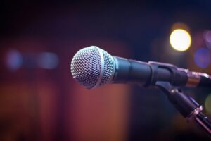 Nahaufnahme eines Mikrofons im Ständer