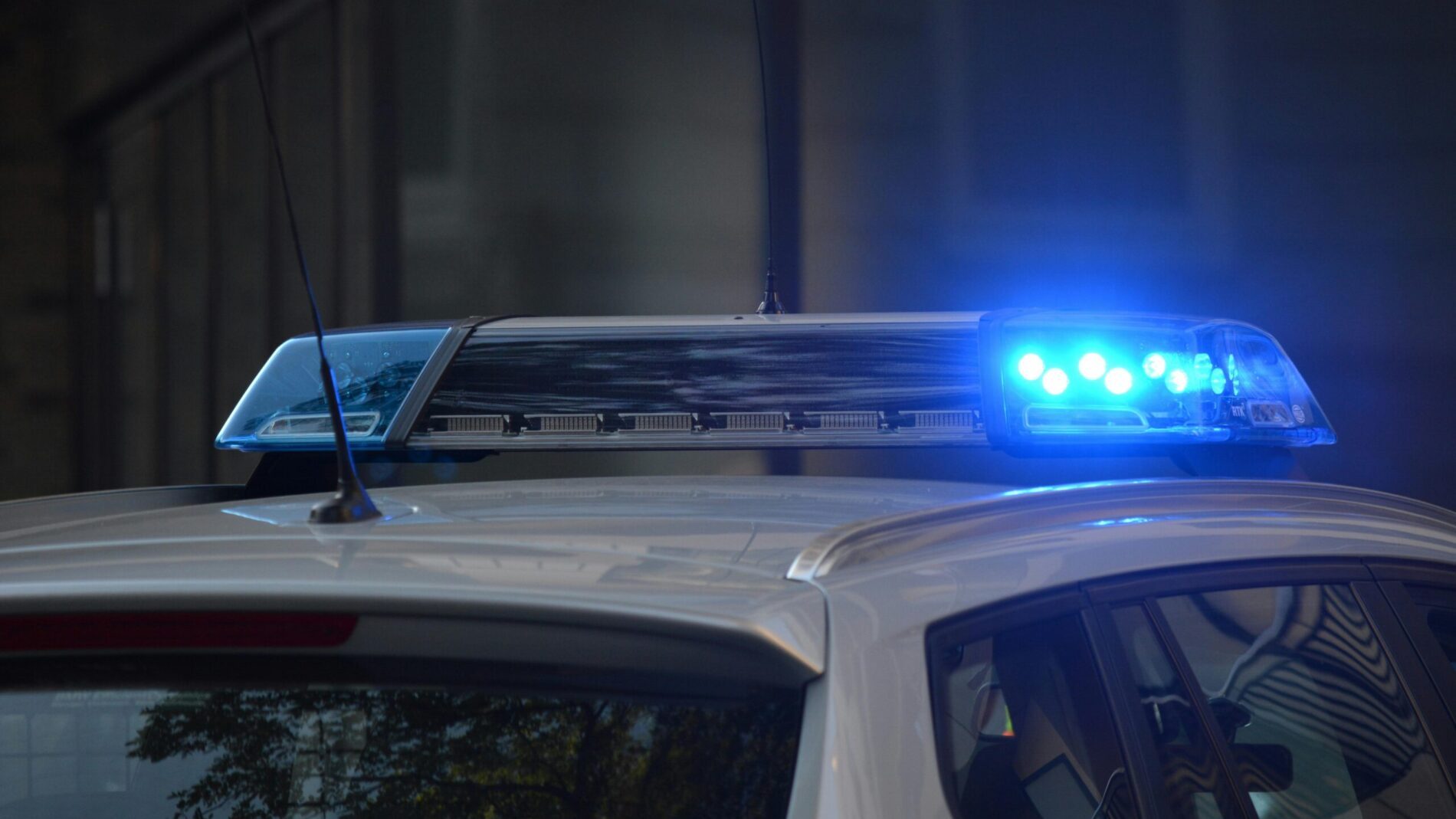 Polizeiauto mit Blaulicht auf dem Dach