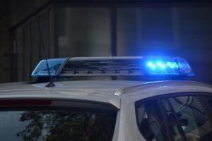 Polizeiauto mit Blaulicht auf dem Dach